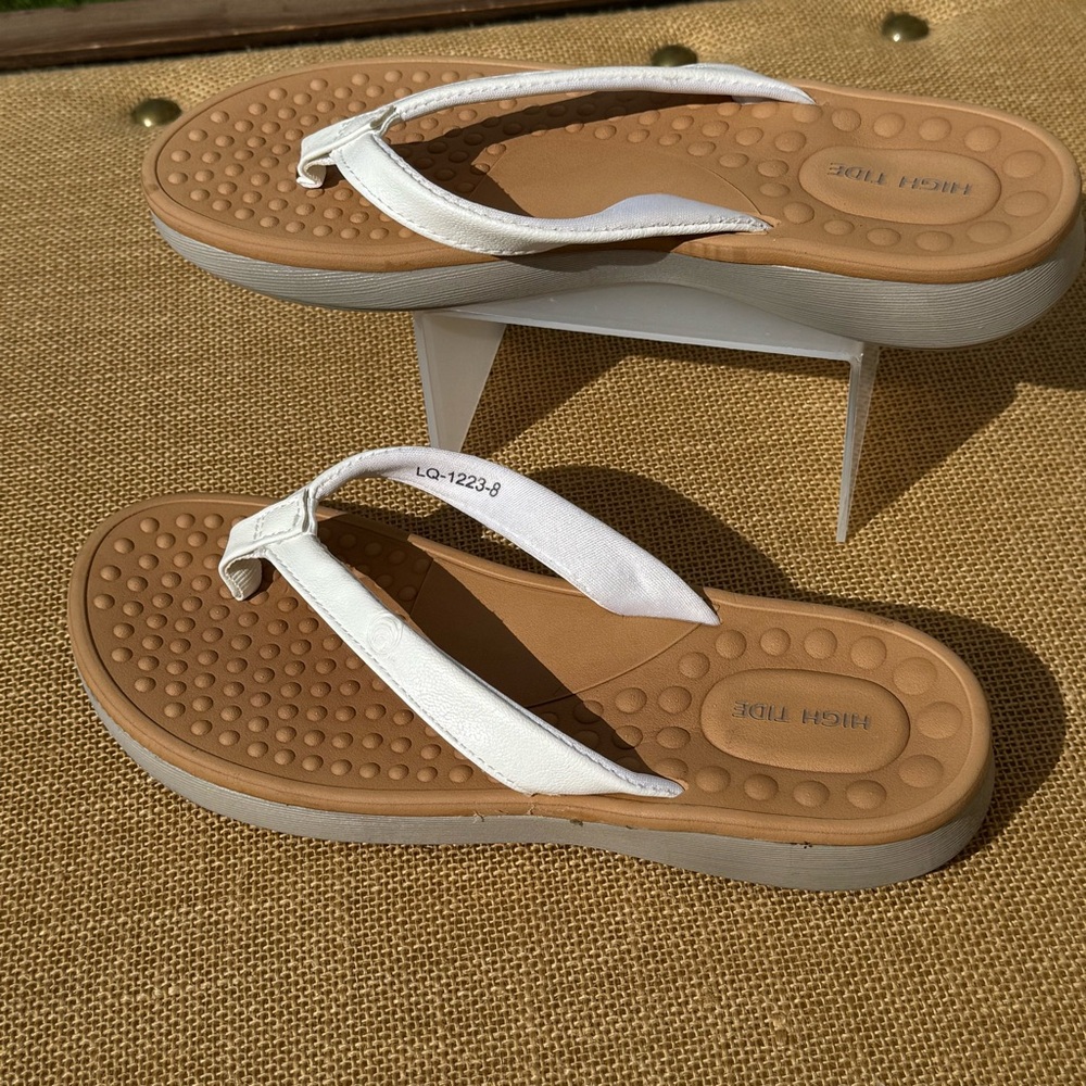 HIGH TIDE Women’s White and Tan Flip Flops Size 8